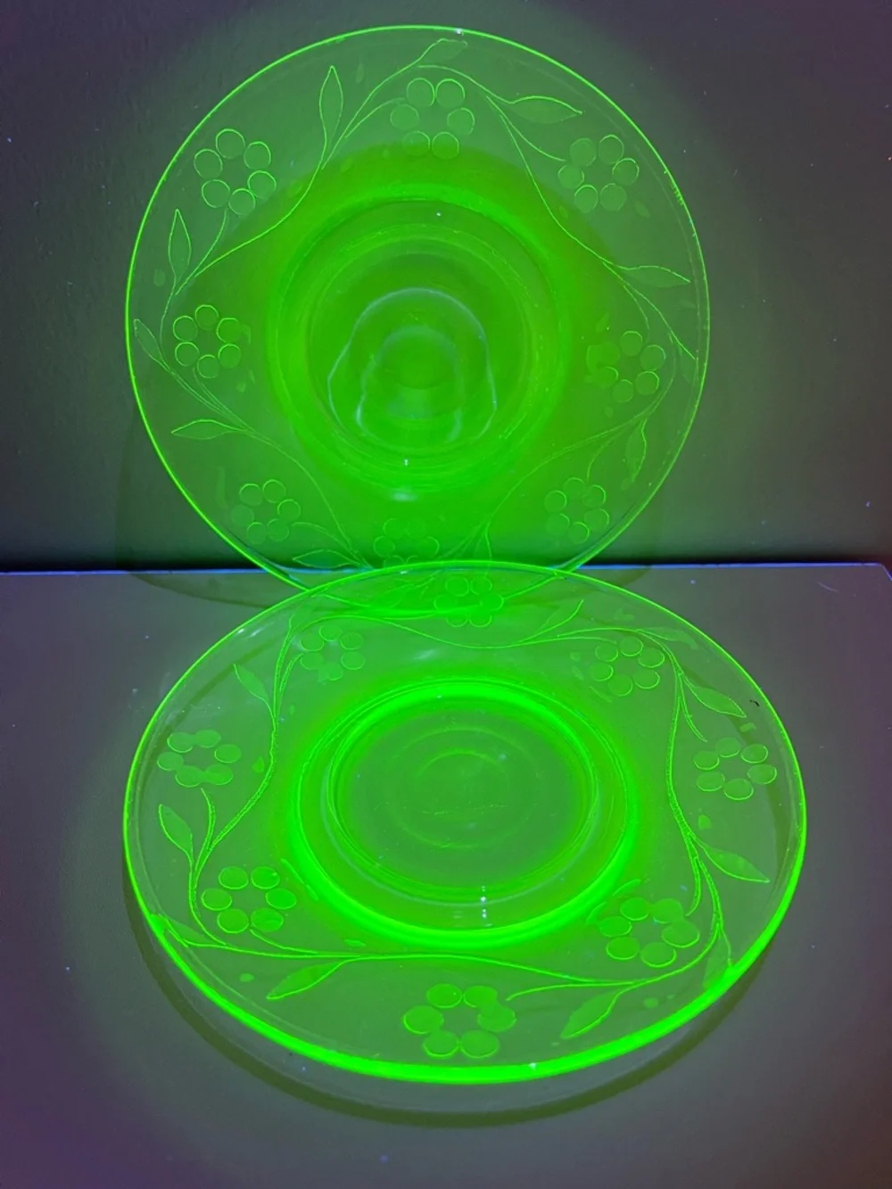 “Glowy Glass” 2 Uranium saucers/small plates with pretty etched design - Picture 5 of 7
